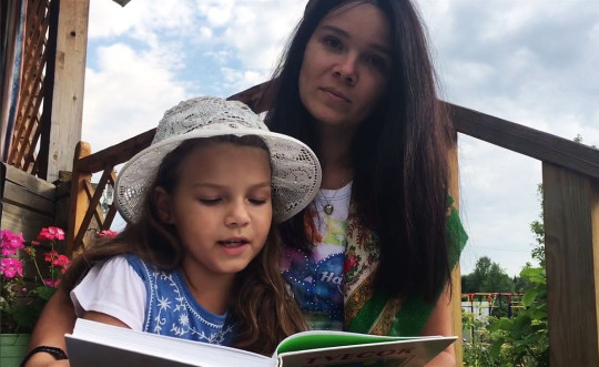 Помощник депутата ЗСО Любовь Царева с дочерью читают сказку «Родничок» в рамках акции «Слово Белова»